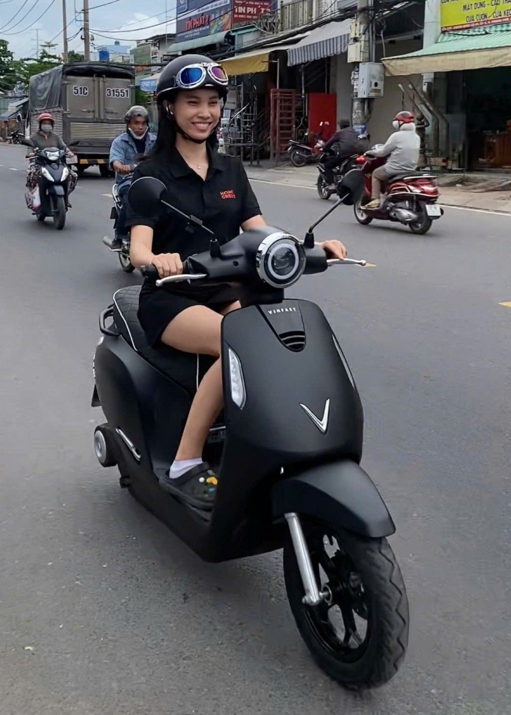 Chị Nguyễn Thị Huyền Trân (TP.HCM) cho biết “bị dính luôn” từ lần đầu trải nghiệm xe VinFast Evo200.