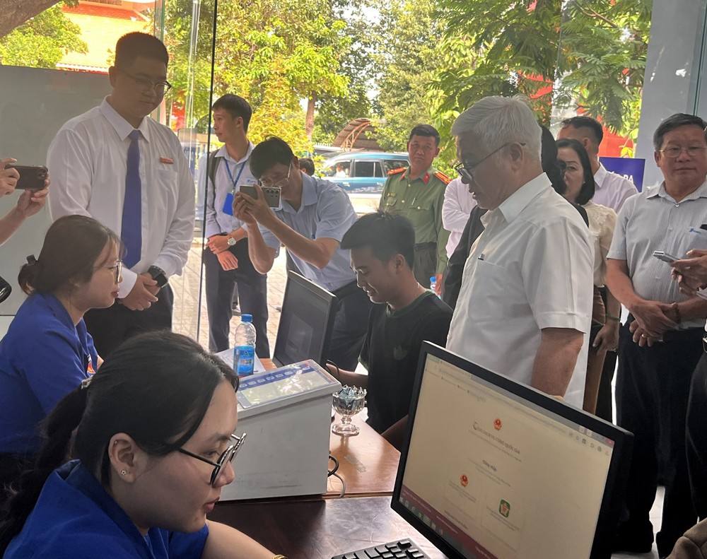 Bí thư Tỉnh ủy Nguyễn Văn Lợi trao đổi, thăm hỏi người dân thực hiện thủ tục hành chính trong ngày đầu tiên vận hành thử nghiệm tiếp nhận thủ tục hành chính tại Trung tâm Phục vụ hành chính công phường Bình Dương