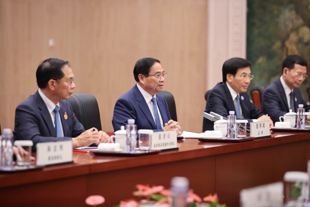 Thủ tướng Phạm Minh Chính đề nghị hai bên triển khai đồng bộ 3 tuyến đường sắt khổ tiêu chuẩn kết nối Việt Nam - Trung Quốc, trong đó, ưu tiên thúc đẩy khởi công xây dựng tuyến Lào Cai - Hà Nội - Hải Phòng trong tháng 12/2025 - Ảnh: VGP/Nhật Băc