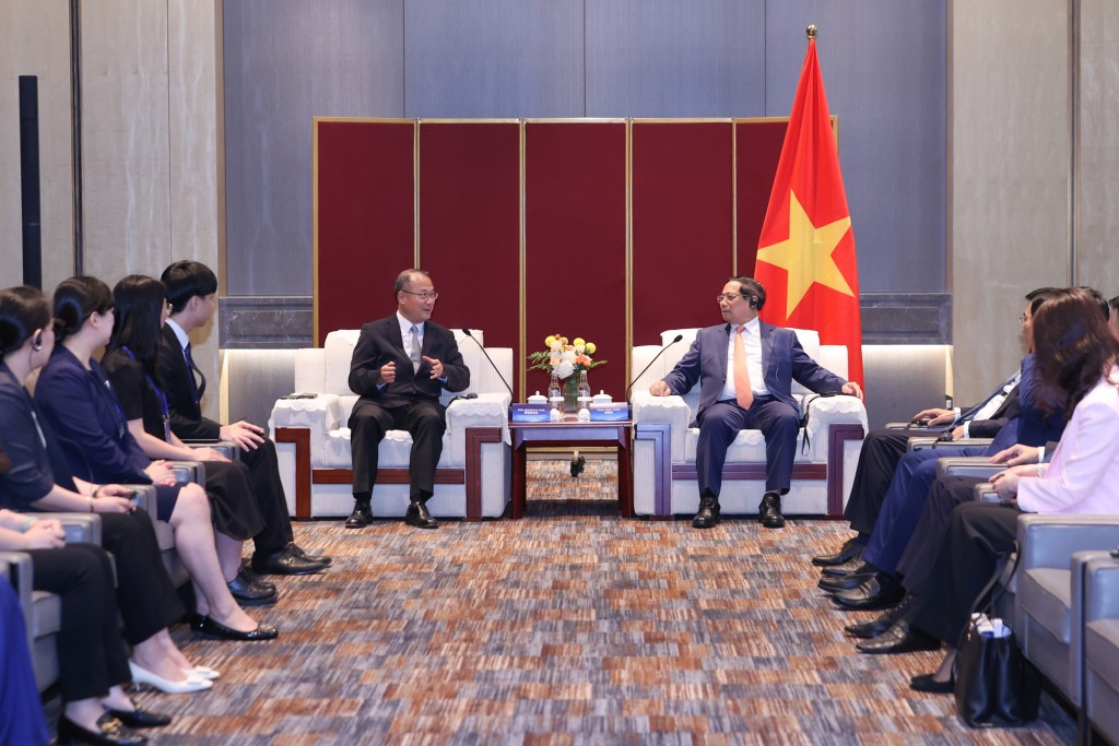 Thủ tướng tiếp ông Jonathan Choi, Chủ tịch Tập đoàn Sunwah Hồng Kông, Chủ tịch Tập đoàn VinaCapital Việt Nam - Ảnh: VGP/Nhật Bắc