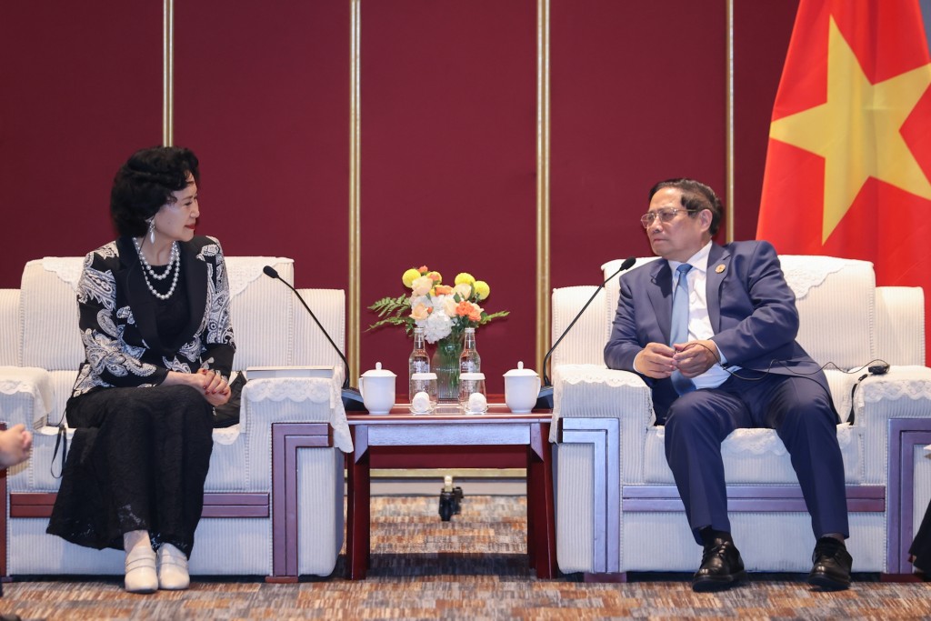 Thủ tướng đề nghị Giáo sư Đào Nhất Đào cùng Trung tâm Nghiên cứu Đặc khu kinh tế Trung Quốc và các chuyên gia, học giả Trung Quốc tiếp tục chia sẻ kinh nghiệm, đẩy mạnh hợp tác nghiên cứu, giao lưu học thuật với phía Việt Nam về các mô hình phát triển - Ảnh: VGP/Nhật Bắc