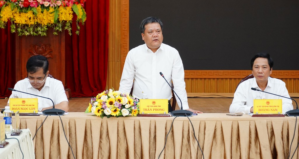 Ông Trần Phong (giữa) được chỉ định giữ chức vụ Chủ tịch UBND tỉnh Quảng Trị (mới) nhiệm kỳ 2021 - 2026 (Ảnh: quagtri.gov)