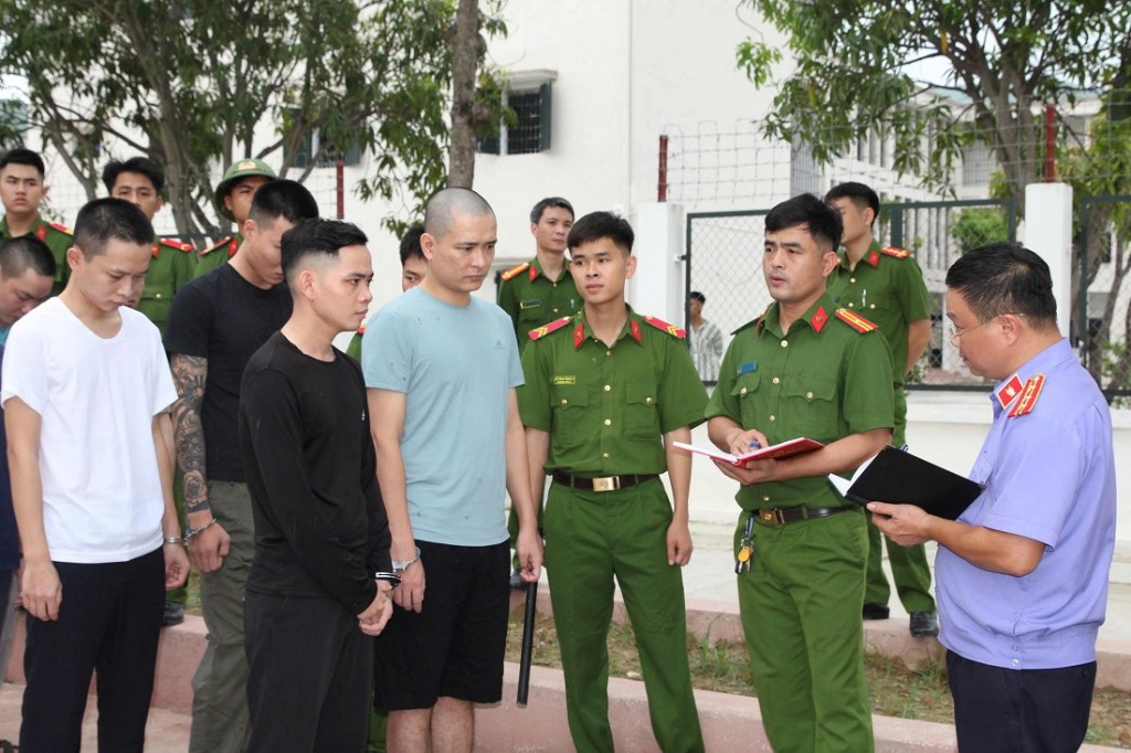 Cơ quan chức năng lấy lời khai các đối tượng trong đường dây tội phạm lừa đảo xuyên Quốc gia