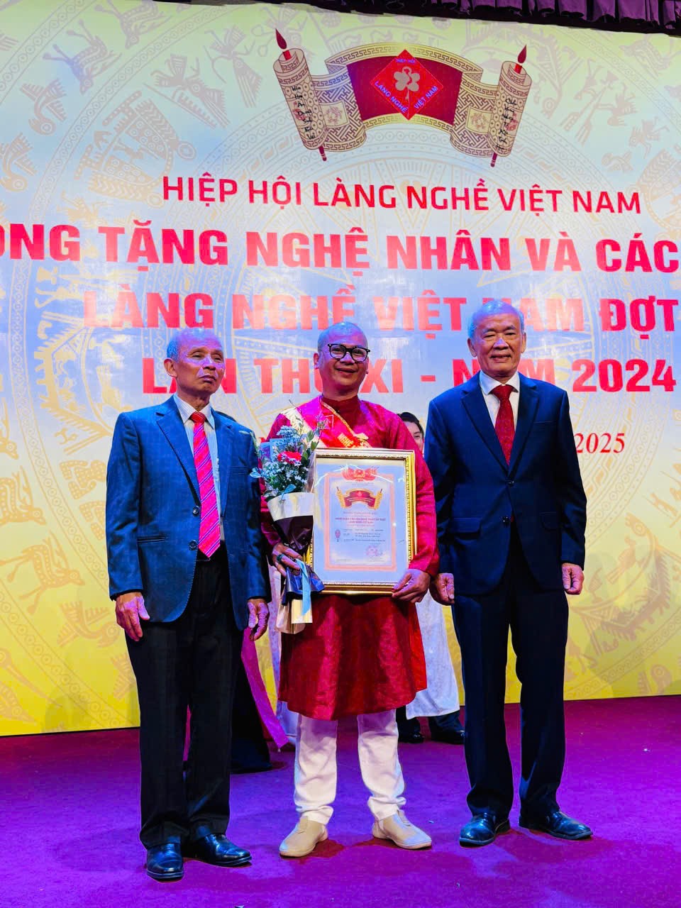 Nghệ nhân Ngô Văn Tân nhận bằng Nghệ nhân ẩm thực tại Hà Nội năm 2025