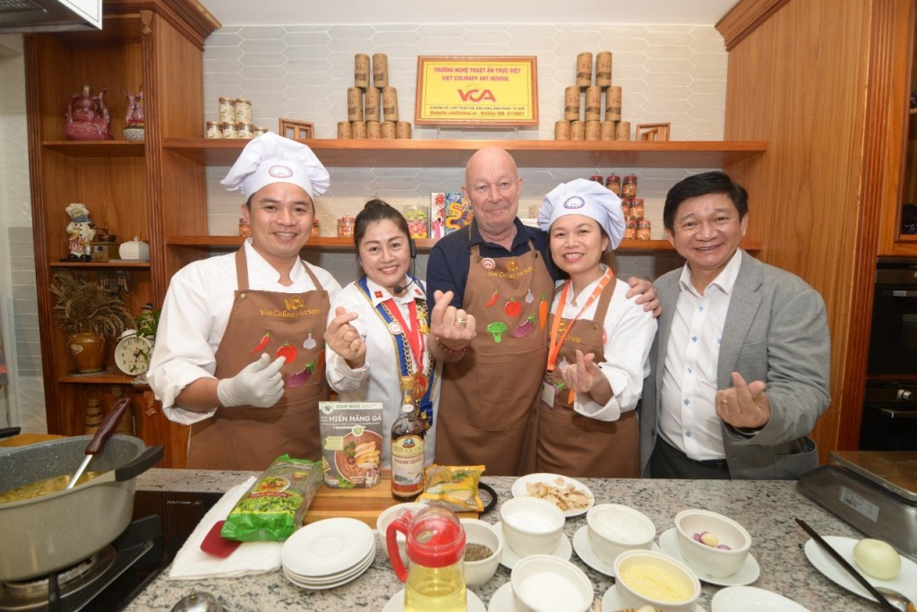 Lê Công Phúc dạy cooking cùng Master Chef T. Hải tại trường Ẩm thực Việt VCA