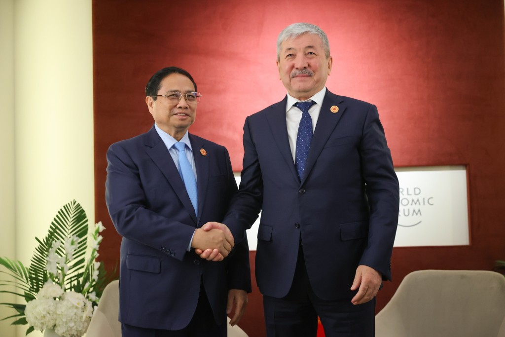 Thủ tướng Phạm Minh Chính và Thủ tướng Kyrgyzstan Adylbek Kasimalyev - Ảnh: VGP/Nhật Bắc