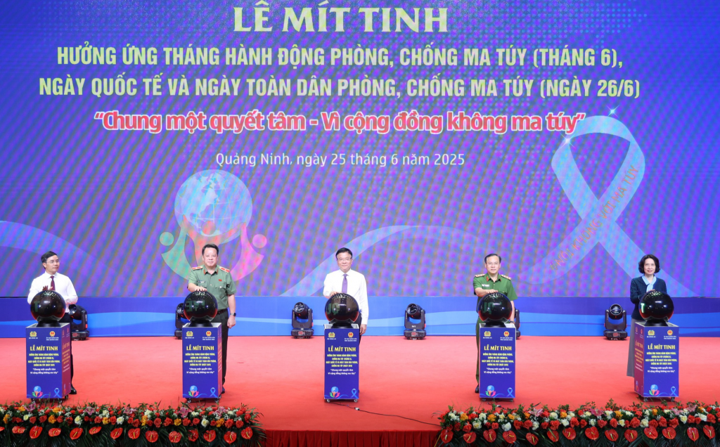 Phó Thủ tướng Lê Thành Long và các đại biểu thực hiện nghi thức phát động Tháng hành động, phòng, chống ma tuý, Ngày quốc tế và Ngày toàn dân phòng, chống ma túy - Ảnh: VGP/Đức Tuân