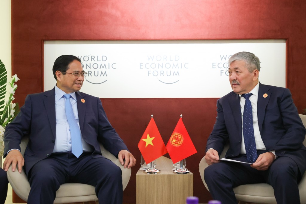Thủ tướng Phạm Minh Chính khẳng định, các bộ, ngành Việt Nam đang tích cực triển khai hiệu quả các thỏa thuận được lãnh đạo hai nước thống nhất thúc đẩy trong khuôn khổ chuyến thăm của Thủ tướng Kasimalyev; đề xuất kết nối đường sắt Việt Nam - Kyrgyzstan và với các nước Trung Á - Ảnh: VGP/Nhật Bắc