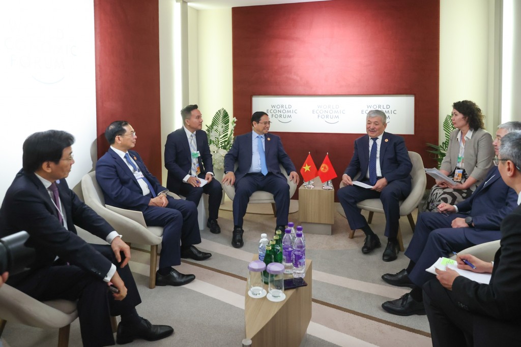 Thủ tướng Adylbek Kasimalyev nhất trí với những đề xuất của Thủ tướng Phạm Minh Chính về việc đẩy mạnh quan hệ hai nước; tạo điều kiện cho các doanh nghiệp Việt Nam tìm hiểu thị trường, tìm kiếm cơ hội đầu tư và ủng hộ hợp tác trao đổi thương mại giữa hai nước - Ảnh: VGP/Nhật Bắc