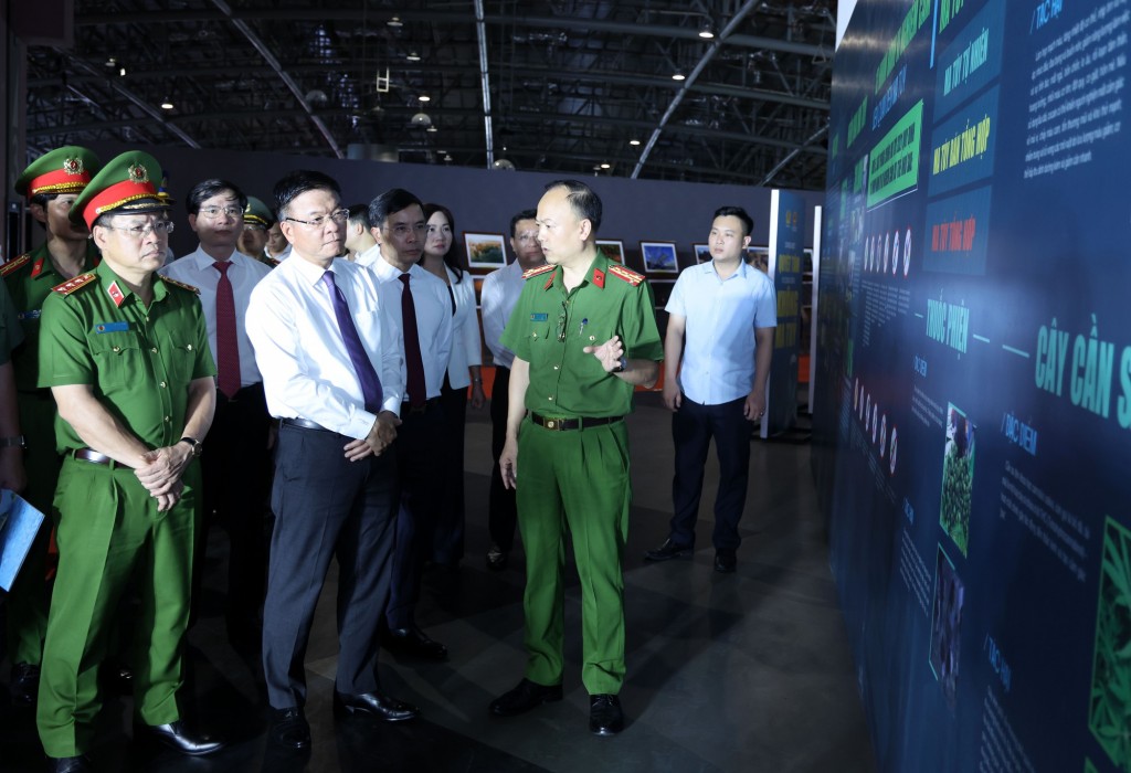 Phó Thủ tướng nghe giới thiệu về công tác phòng, chống ma túy - Ảnh: VGP/Đức Tuân
