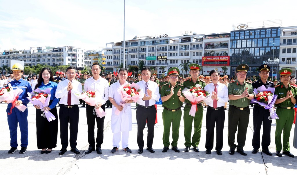 Phó Thủ tướng tặng hoa động viên lực lượng tham gia tuần hành hưởng ứng Tháng hành động, phòng, chống ma tuý, Ngày quốc tế và Ngày toàn dân phòng, chống ma túy - Ảnh: VGP/Đức Tuân
