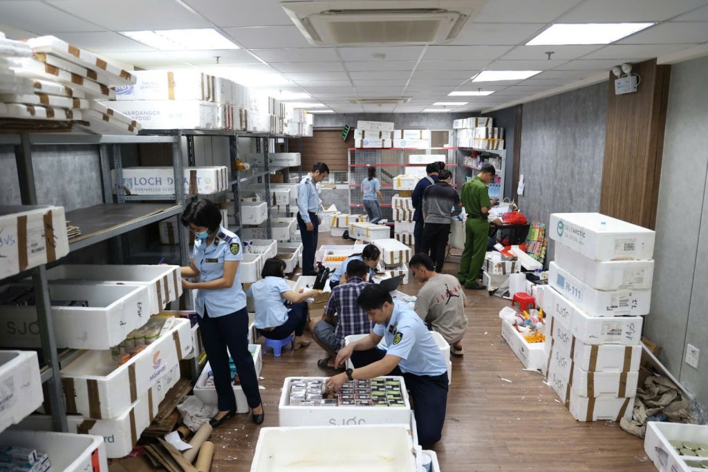 lực lượng chức năng vừa tiến hành kiểm tra điểm cất giữ hàng hóa tại phố Bạch Mai (quận Hai Bà Trưng), phát hiện một lượng lớn hàng hóa nhập lậu lực lượng chức năng vừa tiến hành kiểm tra điểm cất giữ hàng hóa tại phố Bạch Mai (quận Hai Bà Trưng), phát hiện một lượng lớn hàng hóa nhập lậu