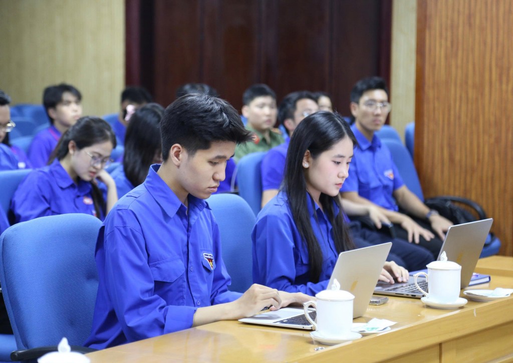 Đoàn viên, thanh niên tham dự hội nghị