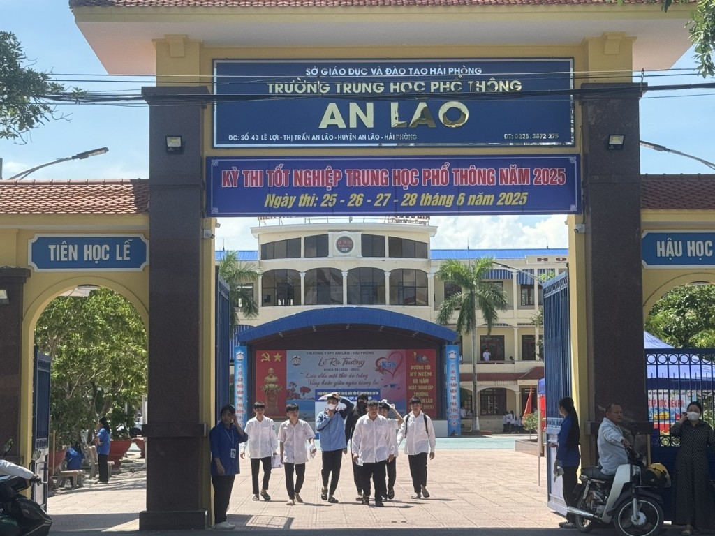Học sinh trường THPT An Lão ( huyện An Lão, Hải Phòng) làm thủ tục dự thi tốt nghiệp THPT năm 2025 chiều ngày 25/6