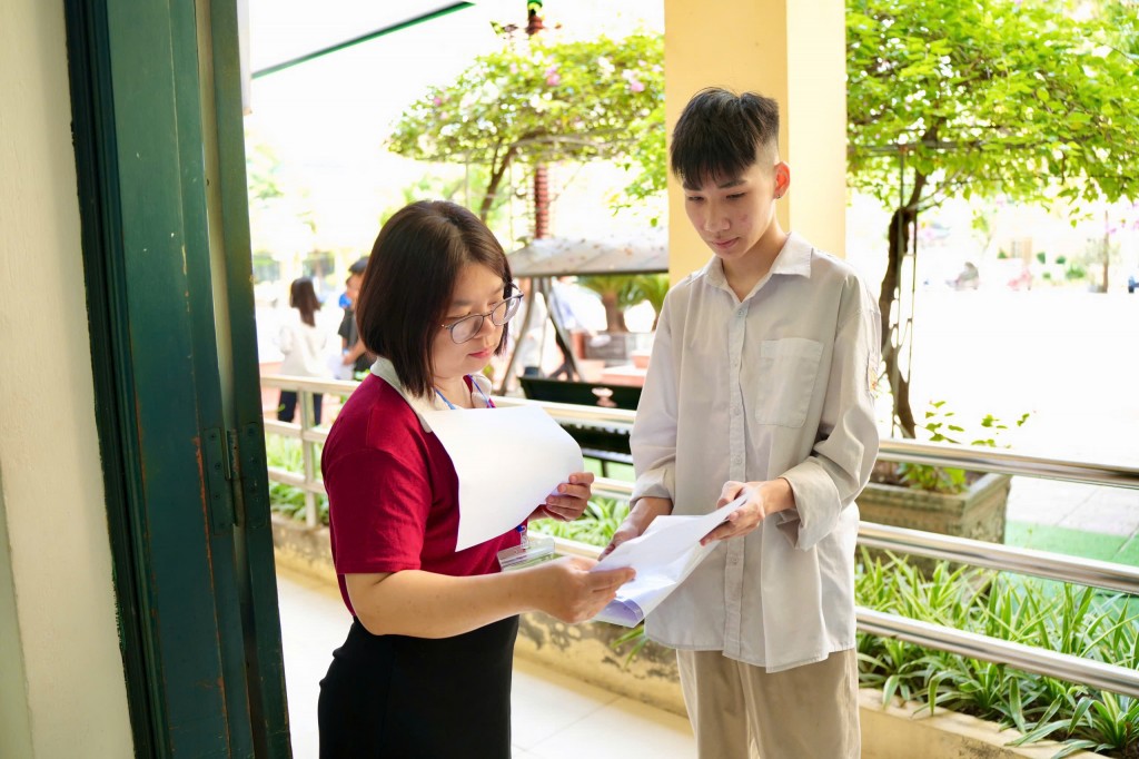 Cán bộ coi thi đối chiếu thông tin của thí sinh