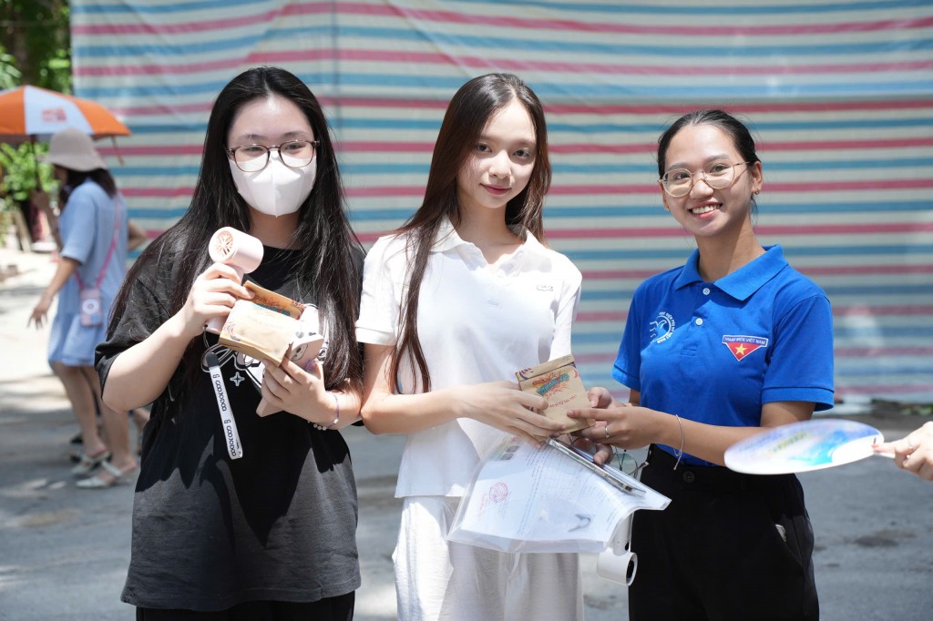 Thanh niên tình nguyện Đống Đa động viên thí sinh trước kỳ thi