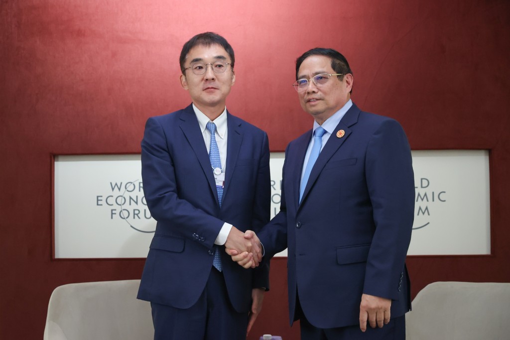 Thủ tướng Phạm Minh Chính và Chủ tịch Viện ERIA, GS. Tetsuya Watanabe - Ảnh: VGP/Nhật Bắc