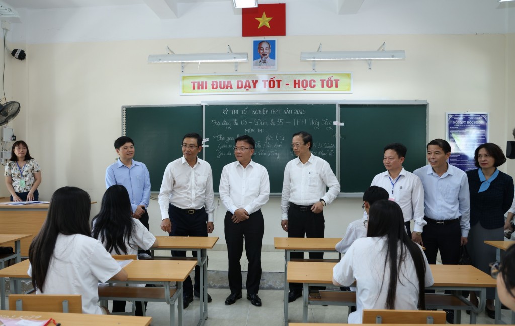 Phó Thủ tướng Lê Thành Long động viên các thí sinh trước khi bước vào kỳ thi - Ảnh VGP/Đức Tuân