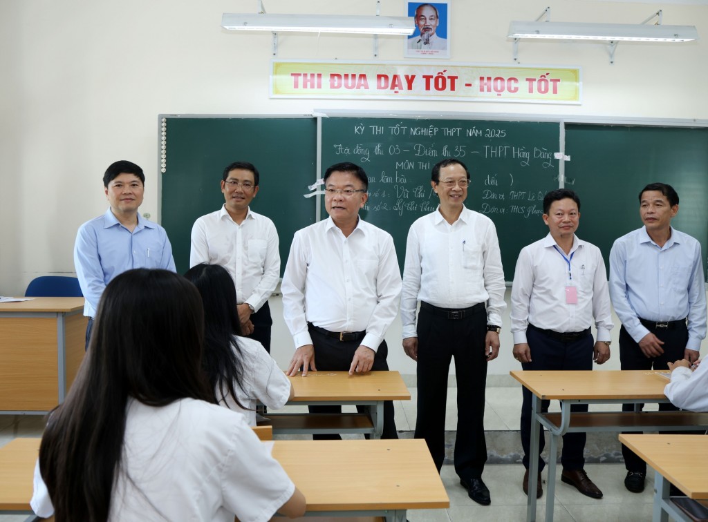 Phó Thủ tướng chúc các thí sinh bình tĩnh, tự tin, thi đạt kết quả cao nhất - Ảnh VGP/Đức Tuân