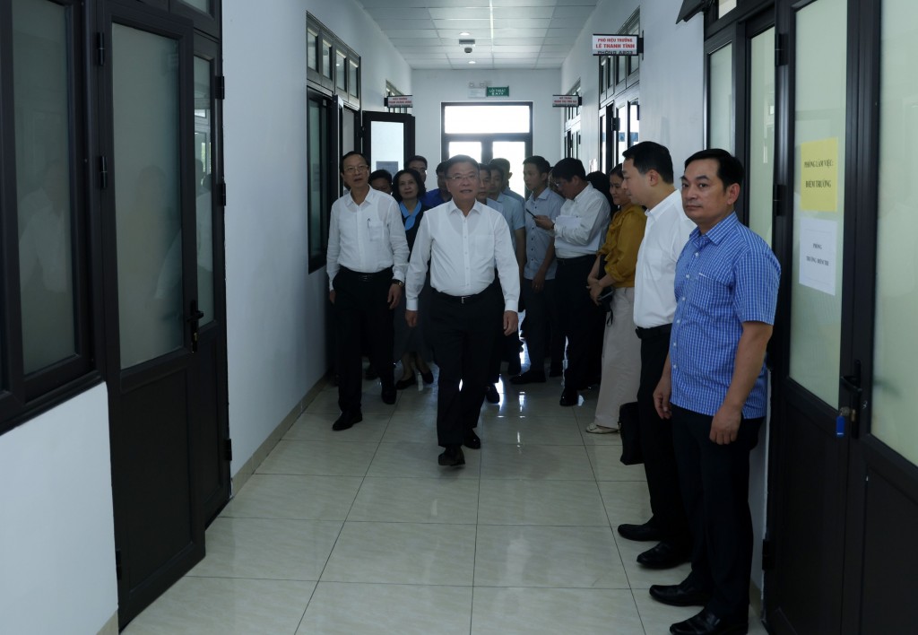 Phó Thủ tướng kiểm tra khâu lưu trữ đề thi - Ảnh VGP/Đức Tuân