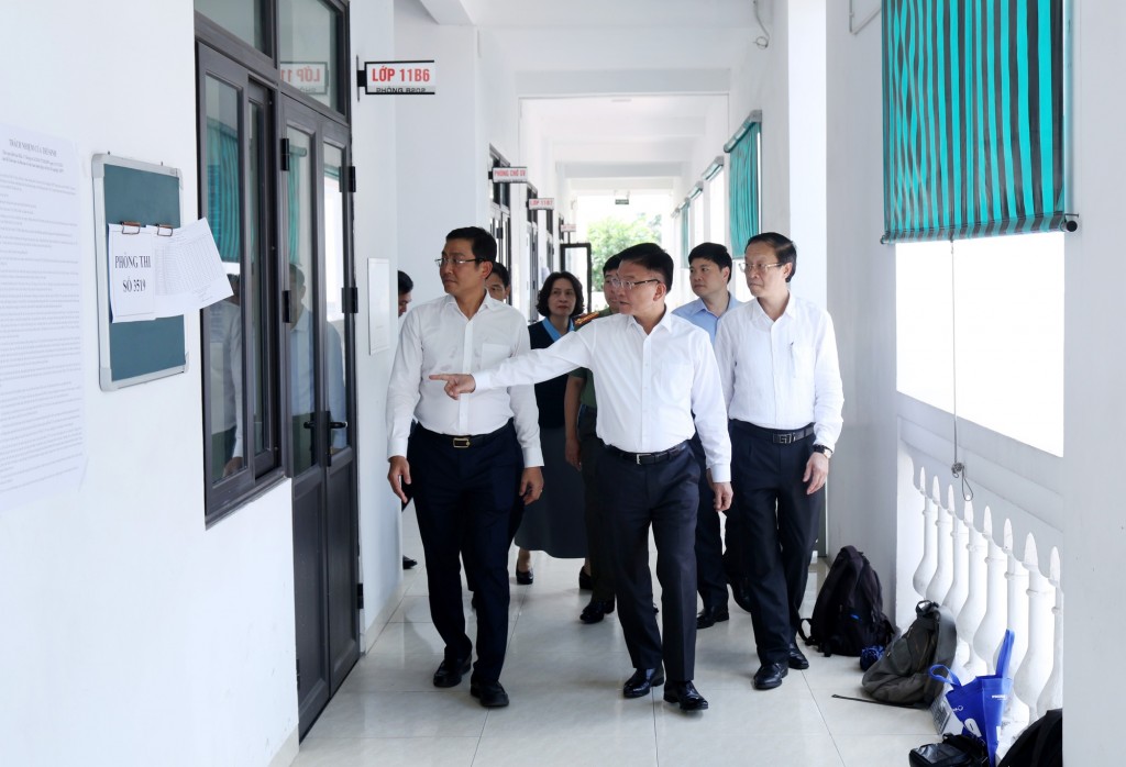 Phó Thủ tướng kiểm tra công tác chuẩn bị kỳ thi - Ảnh VGP/Đức Tuân
