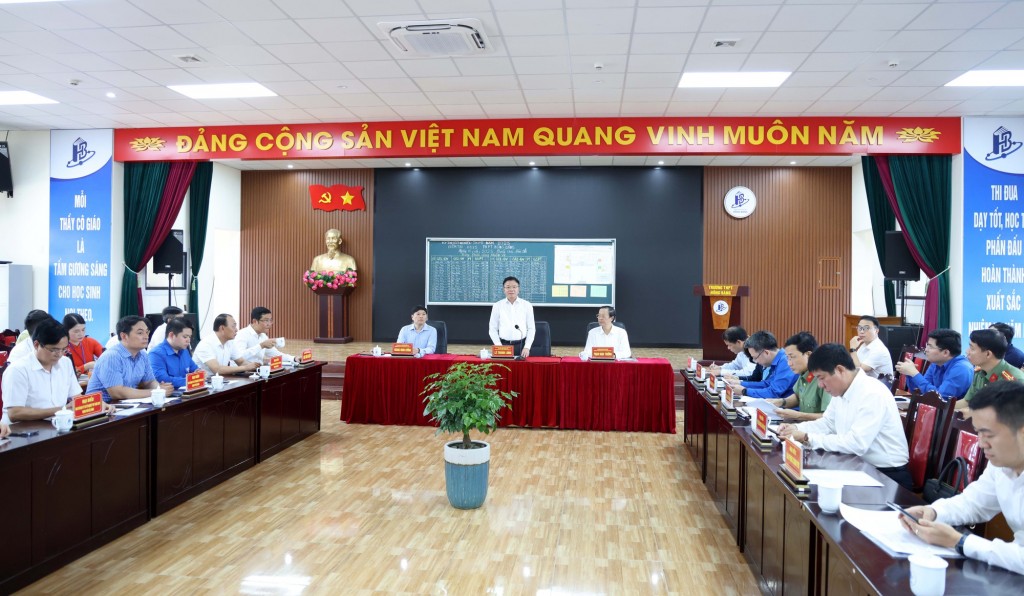 Phó Thủ tướng Lê Thành Long làm việc với các cơ quan về công tác chuẩn bị kỳ thi - Ảnh VGP/Đức Tuân