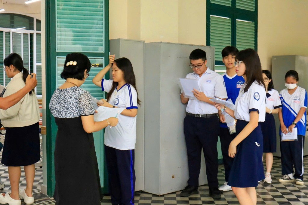 Thí sinh TP Hồ Chí Minh làm thủ tục dự thi vào chiều 25/6