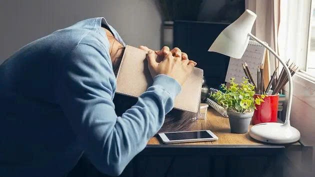 Chữa lành qua mạng: Giới trẻ lạc lối giữa ma trận “coach ảo”