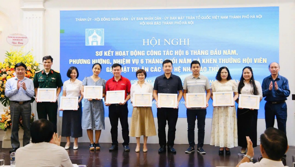 khen thưởng các hội viên 