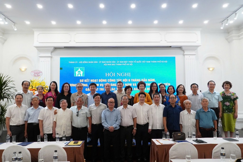 Các đồng chí lãnh đạo và đại biểu