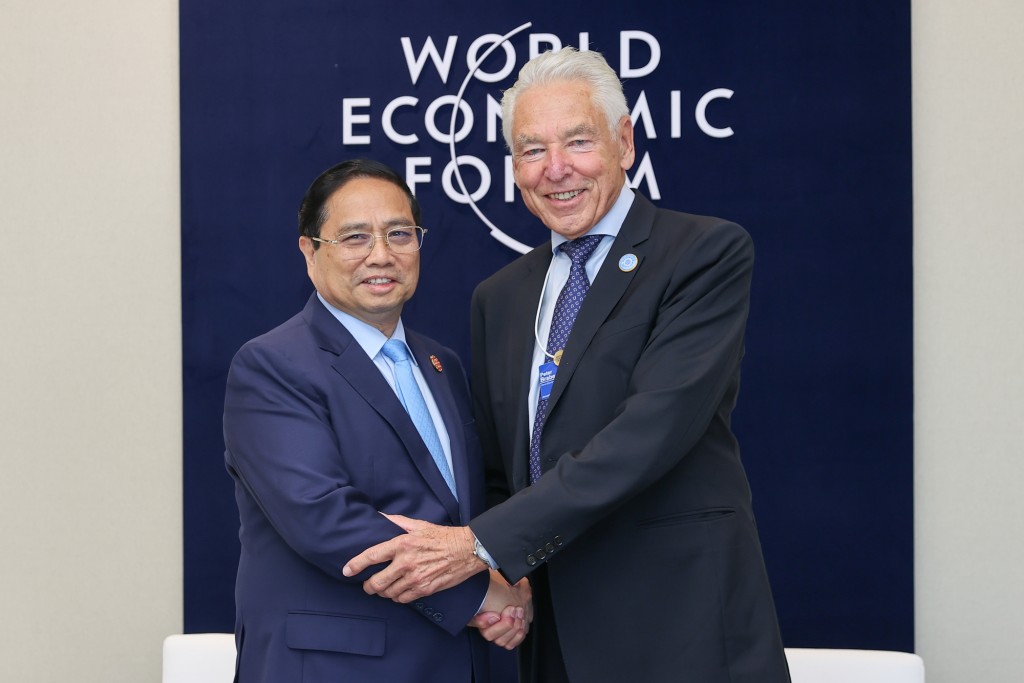 Thủ tướng Phạm Minh Chính và Chủ tịch lâm thời WEF Peter Brabeck-Letmathe - Ảnh: VGP/Nhật Bắc