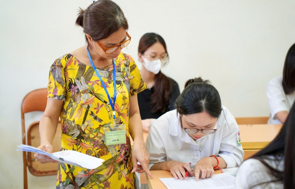 3 thí sinh mang điện thoại vào phòng thi môn Văn