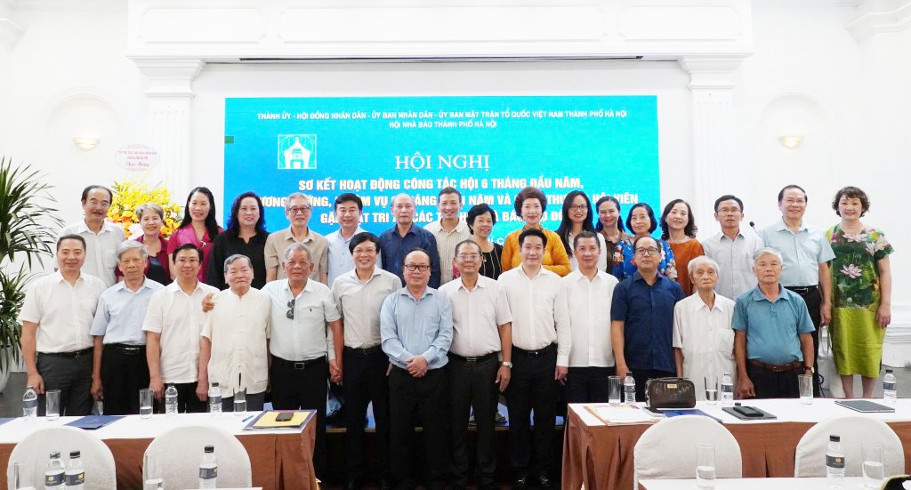 Các đồng chí lãnh đạo và đại biểu tham dự chương trình