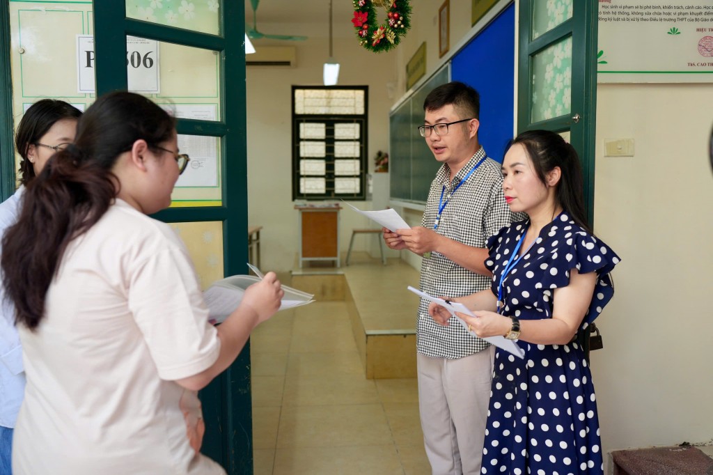 Thí sinh làm thủ tục đăng ký dự thi chiều 25/6