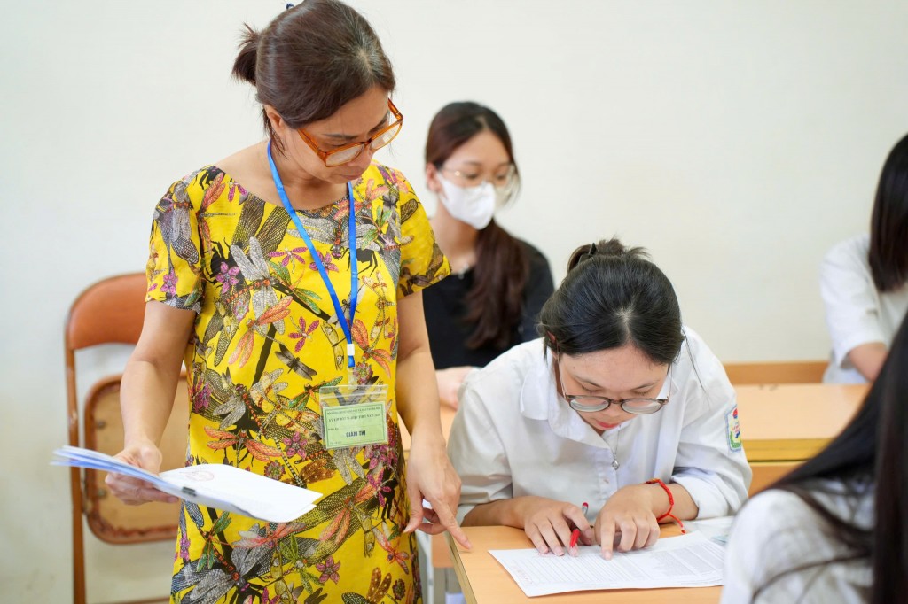 3 thí sinh mang điện thoại vào phòng thi môn Văn