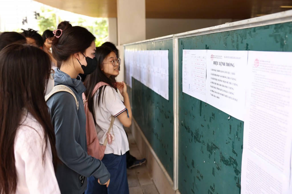 Thí sinh xem số báo danh, sơ đồ phòng thi tại điểm thi THCS Xuân La, Tây Hồ. Ảnh: Thanh Tùng Thí sinh xem số báo danh, sơ đồ phòng thi tại điểm thi THCS Xuân La, Tây Hồ. Ảnh: Thanh Tùng