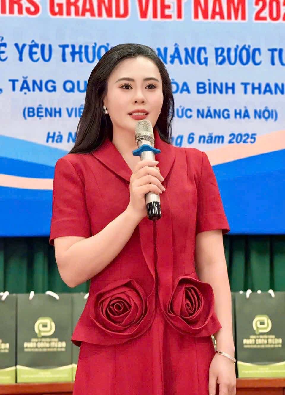 Hoa hậu Phan Kim Oanh xúc động chia sẻ tại chuyến thăm Làng Hòa Bình của Ban Tổ chức và thí sinh Mrs Grand Việt Nam 2025