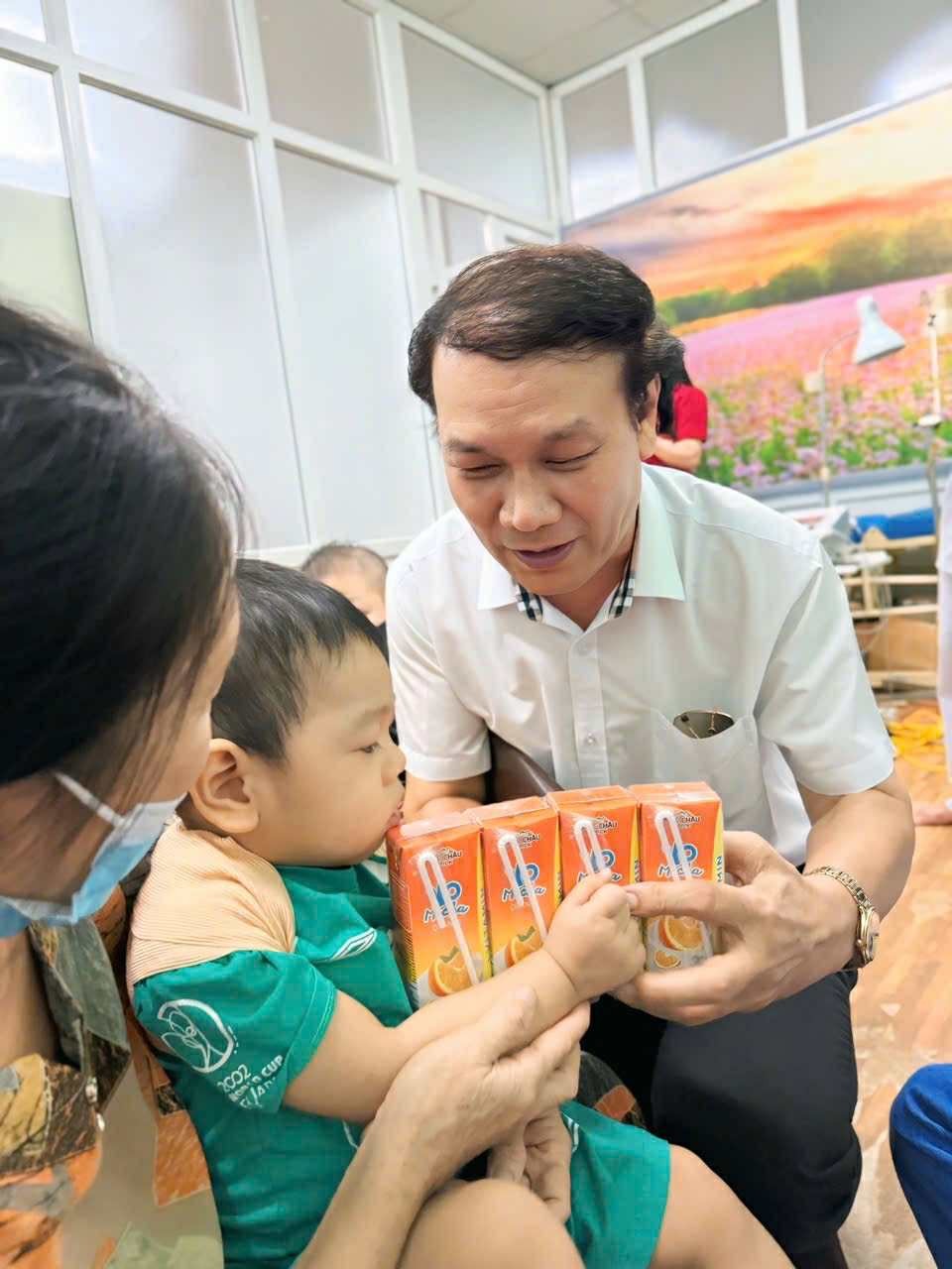 Thí sinh Mrs Grand Việt Nam 2025 đi thiện nguyện trước thềm chung kết