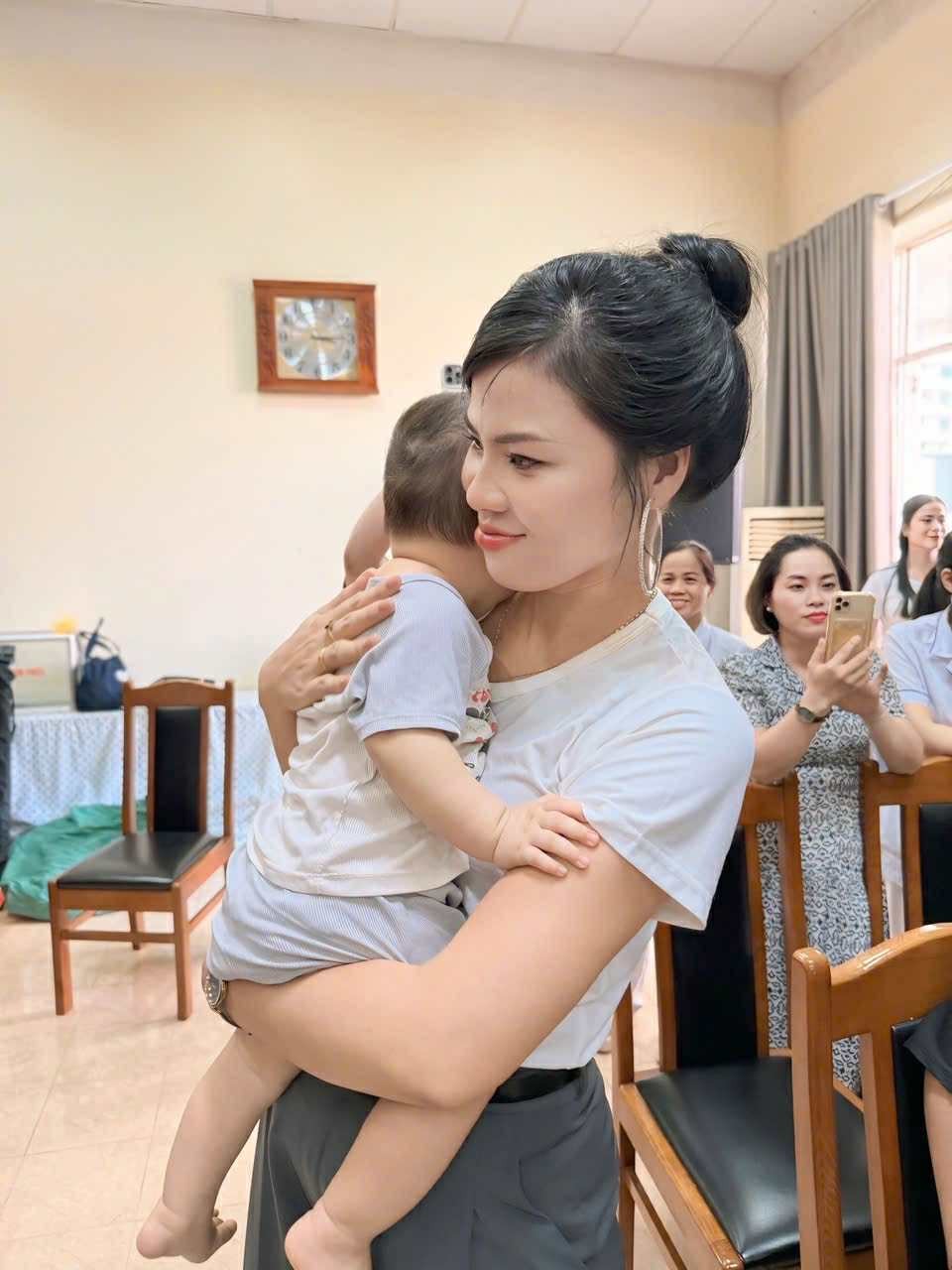 Thí sinh Mrs Grand Việt Nam 2025 đi thiện nguyện trước thềm chung kết