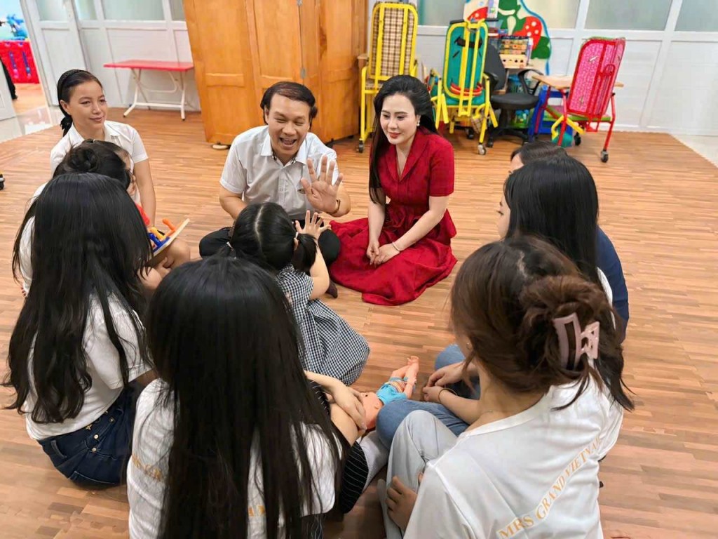 Các thành viên trong đoàn cùng thăm hỏi, sẻ chia với các em nhỏ và gia đình