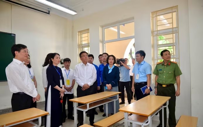 Phó Thủ tướng Chính phủ Lê Thành Long kiểm tra công tác công tác chuẩn bị cho kỳ thi tốt nghiệp Thpt