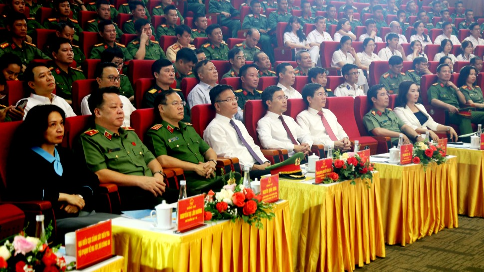 Các đại biểu dự lễ mít-tinh.