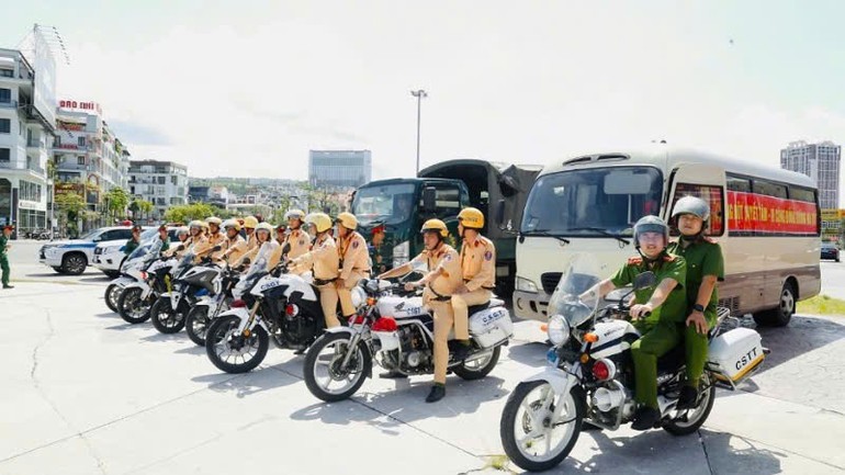 Các lực lượng tham gia tuần hành sau lễ mít-tinh.