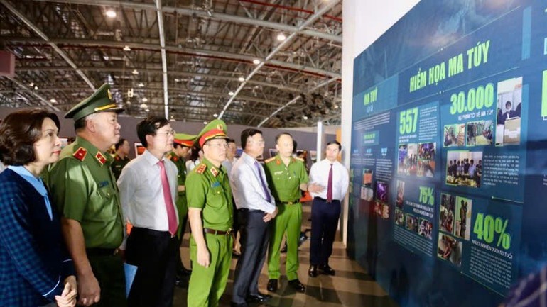 Các đại biểu tham quan triển lãm ảnh về công tác phòng, chống ma túy.
