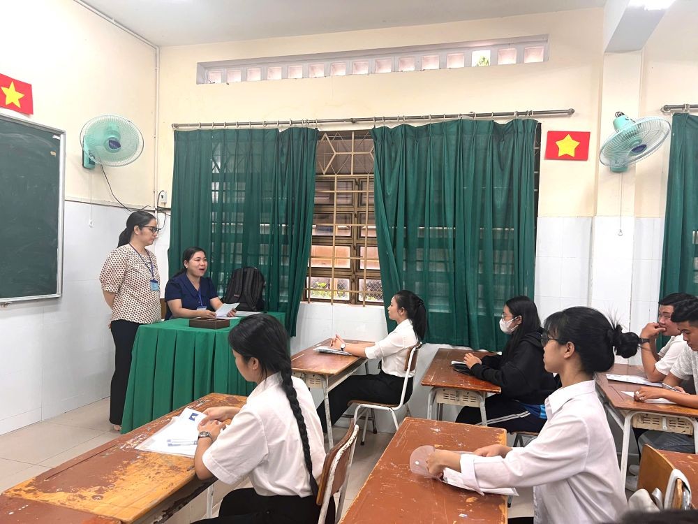 Giám thị phổ biến quy chế thi cho các thí sinh tại điểm thi trường THCS Chu Văn An
