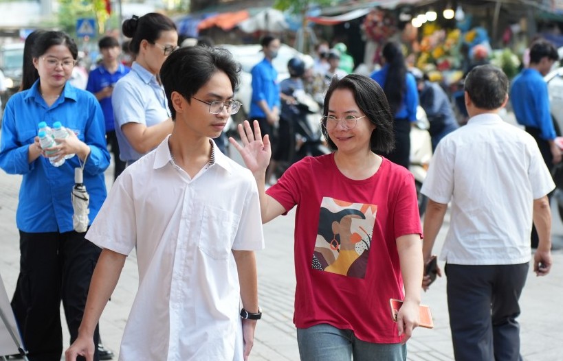 Bước vào môn thi đầu tiên: Phụ huynh thấp thỏm, thí sinh tự tin