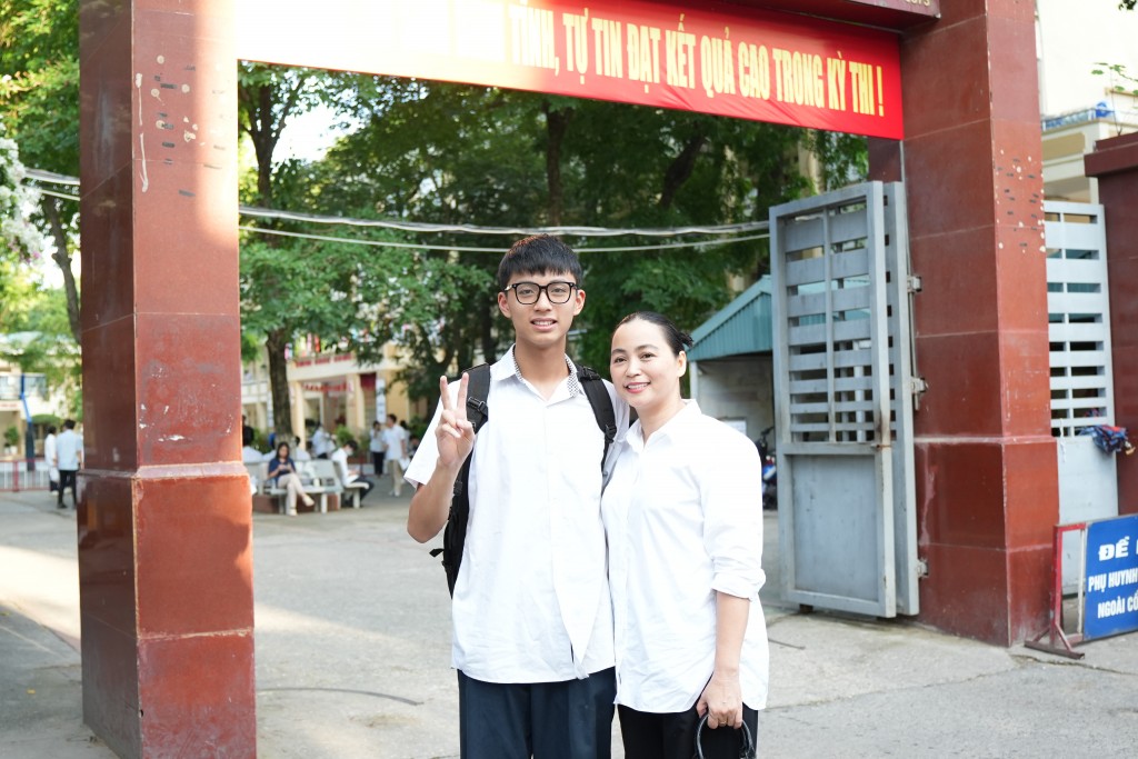 Bước vào môn thi đầu tiên: Phụ huynh thấp thỏm, thí sinh tự tin