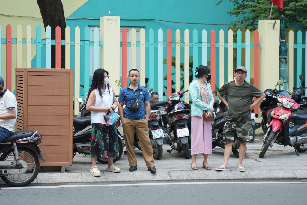 Bên ngoài điểm thi, nhiều phụ huynh thấp thỏm ngóng đợi thí sinh Bên ngoài điểm thi, nhiều phụ huynh thấp thỏm ngóng đợi thí sinh