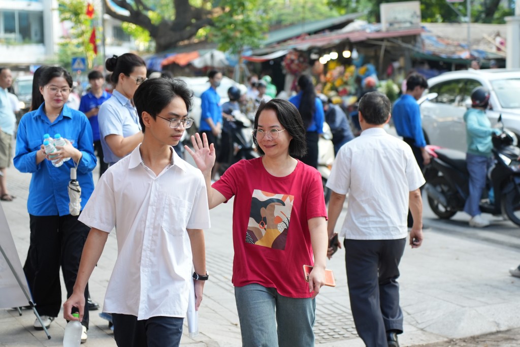 Bước vào môn thi đầu tiên: Phụ huynh thấp thỏm, thí sinh tự tin