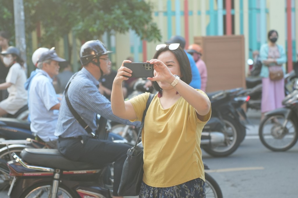 Phụ huynh ghi lại hình ảnh thí sinh bước vào cánh cổng điểm thi Phụ huynh ghi lại hình ảnh thí sinh bước vào cánh cổng điểm thi
